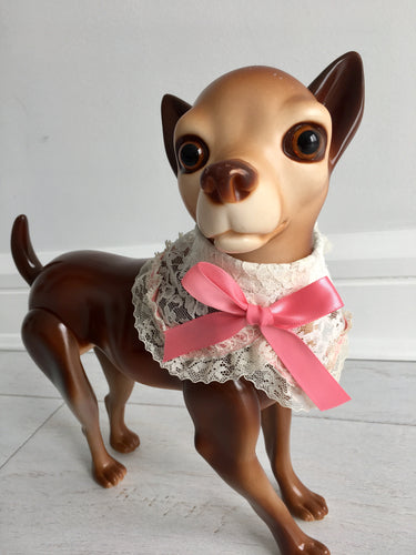 Rounded lace pink collar